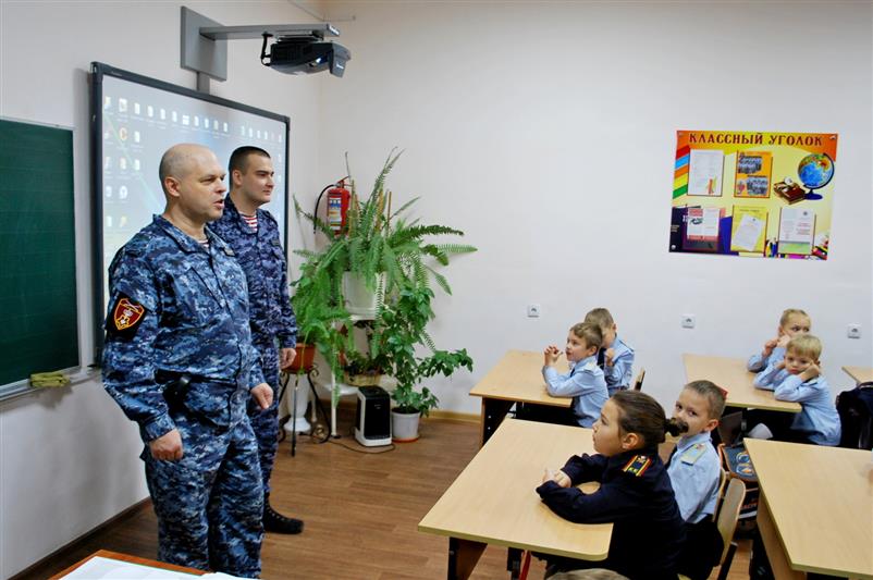 Сотрудники крымской вневедомственной охраны напомнили подшефным кадетам о правилах личной безопасности