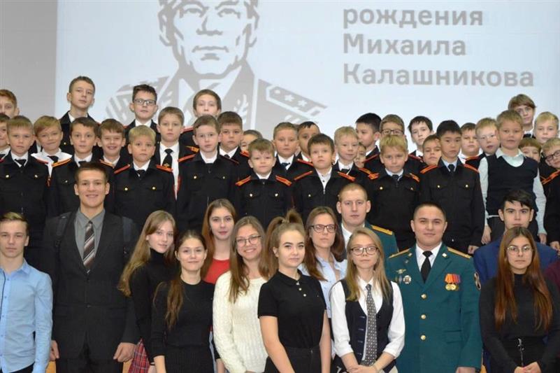 Центр подготовки личного состава кинологической службы Уральского округа Росгвардии провел тематический вечер для кадет