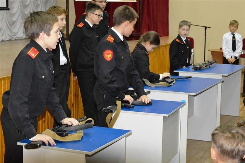 Центр подготовки личного состава кинологической службы Уральского округа Росгвардии провел тематический вечер для кадет