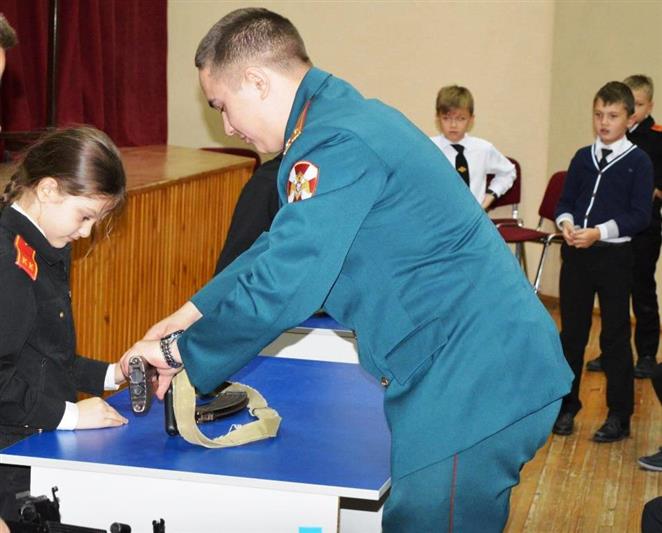 Центр подготовки личного состава кинологической службы Уральского округа Росгвардии провел тематический вечер для кадет