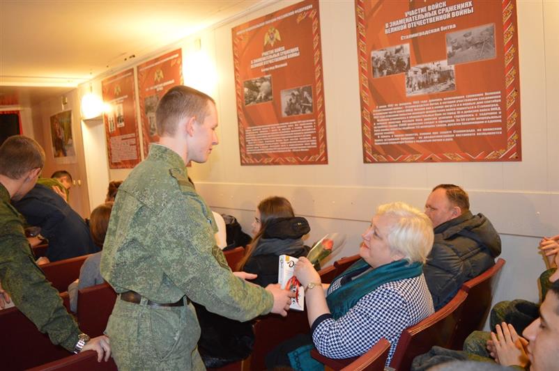 В Тюменской области росгвардейцы поздравили мам с праздником  и рассказали детям о своей службе