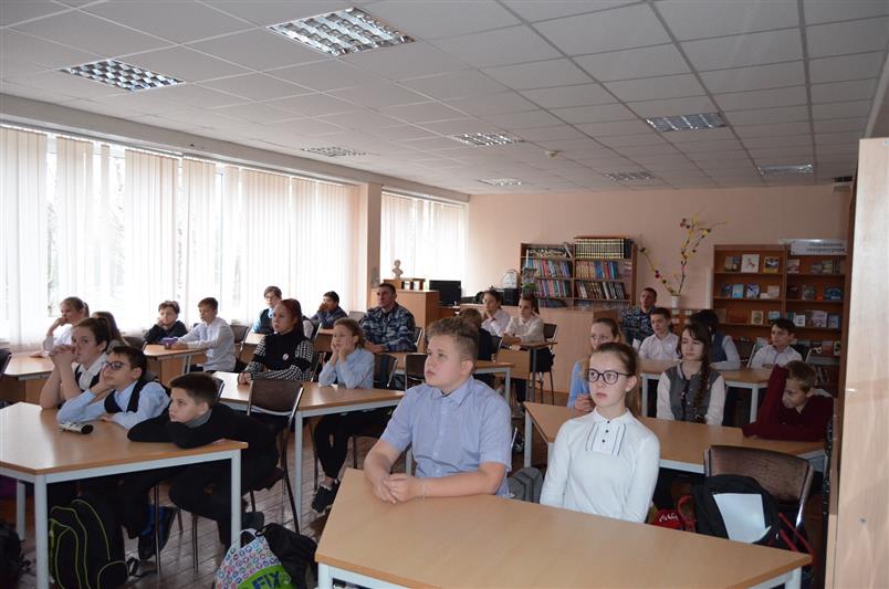 Псковские росгвардейцы познакомили школьников  с биографией первого командующего внутренней стражей