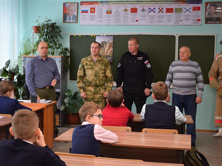 Росгвардейцы Иркутска провели открытый урок для учеников подшефного класса в честь 250-летия графа Комаровского