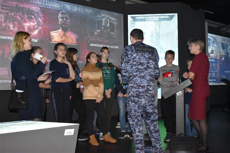 В Саратове сотрудники Росгвардии провели детскую экспресс-викторину «Человек-легенда», посвященную юбилею гениального оружейника Михаила Калашникова
