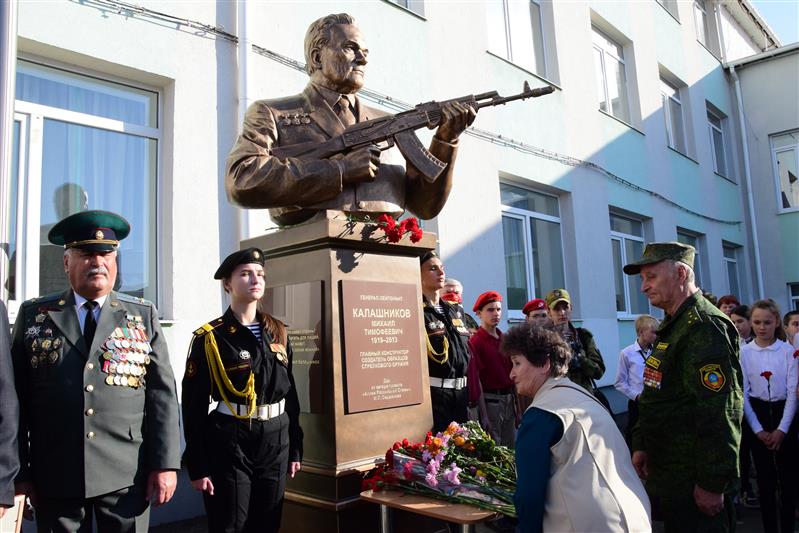Военнослужащие Росгвардии приняли участие в открытии бюста Михаила Калашникова в симферопольской школе