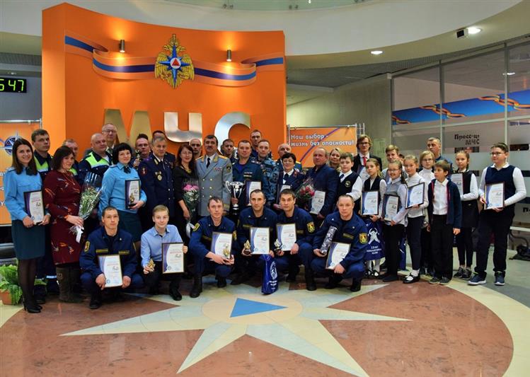 В Екатеринбурге сотрудника ОМОН на транспорте наградили за спасение людей
