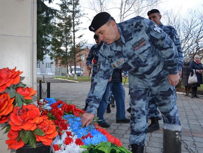 В Алтайском крае росгвардейцы почтили память сотрудников органов внутренних дел, погибших при выполнении служебных обязанностей