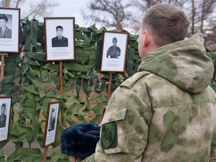 В Хакасии росгвардейцы почтили память боевых товарищей 
