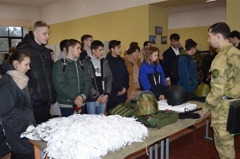 Военнослужащие Росгвардии рассказали санкт-петербургским школьникам о жизни родоначальника войск правопорядка графа Евграфа Комаровского