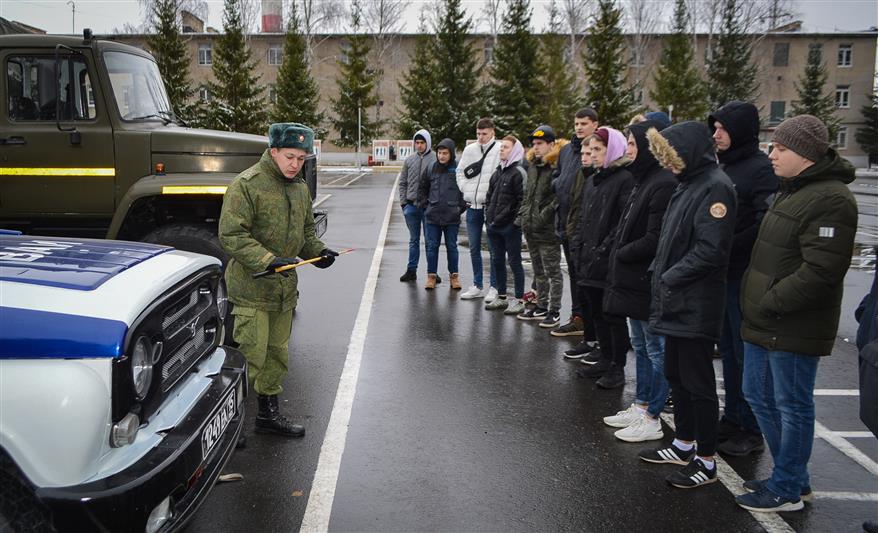 В Заречном росгвардейцы провели акцию «День призывника» к 100-летию со дня рождения Михаила Калашникова