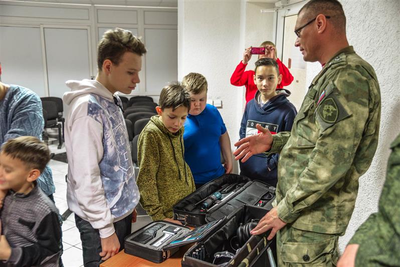 Ребята из многодетных семей посетили управление Росгвардии по ЯНАО (фото)