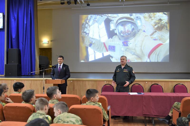 Кадеты Росгвардии встретились с Героем России Олегом Кононенко 