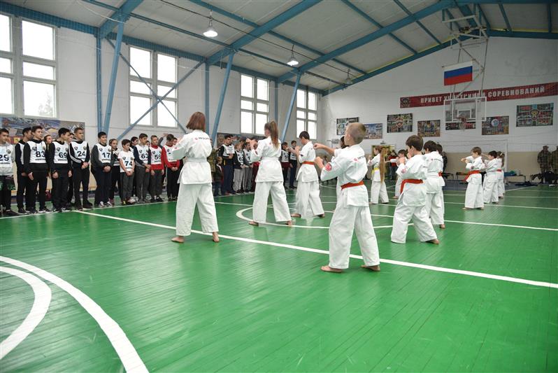 В Грозном военнослужащие Росгвардии организовали спартакиаду ГТО для школьников