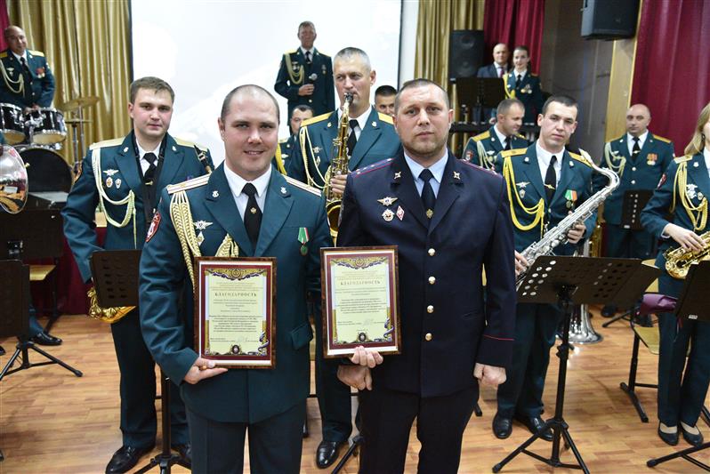 В рамках акции «Калашников-100» оркестр Росгвардии выступил с концертом в Грозненском суворовском училище