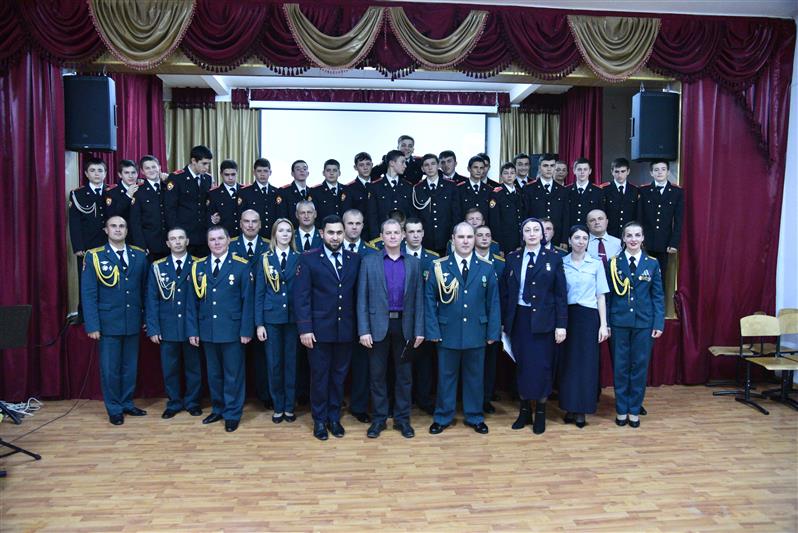 В рамках акции «Калашников-100» оркестр Росгвардии выступил с концертом в Грозненском суворовском училище