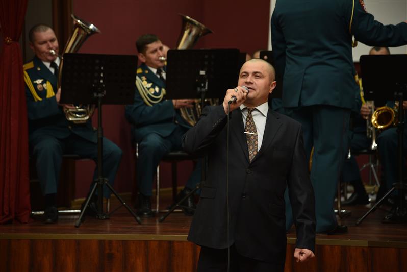 В рамках ведомственной акции «Калашников 100» оркестр Росгвардии выступил в национальном музее Чеченской Республики
