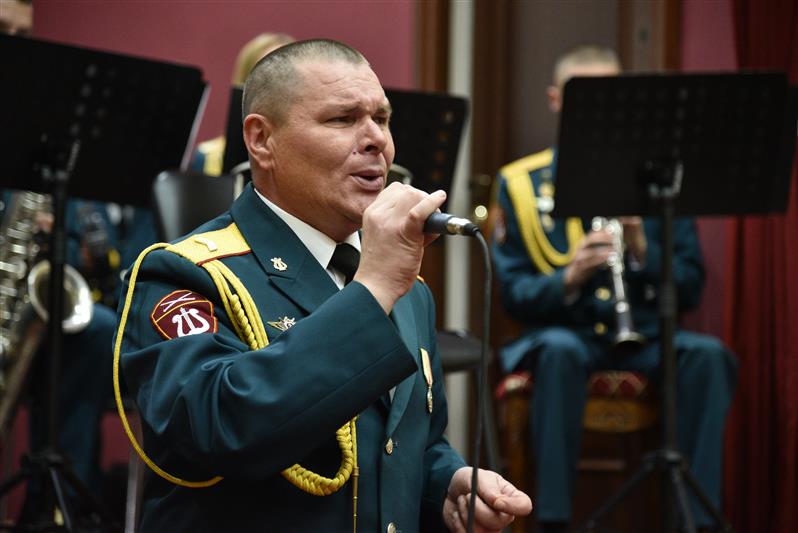 В рамках ведомственной акции «Калашников 100» оркестр Росгвардии выступил в национальном музее Чеченской Республики