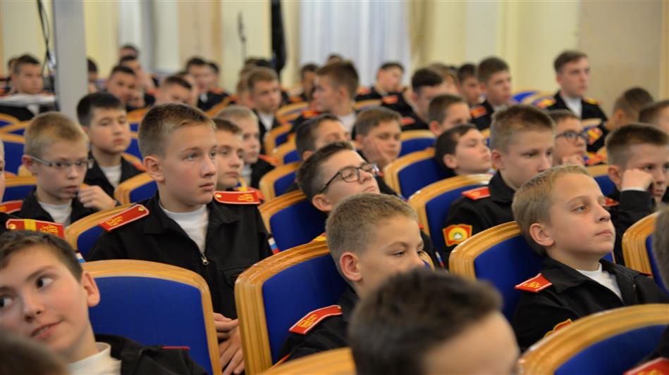 Ветеран СОБР представил екатеринбургским суворовцам свою книгу о боевых действиях в Чечне