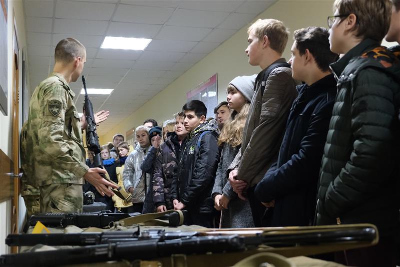 Росгвардейцы провели патриотическое мероприятие для смоленских школьников