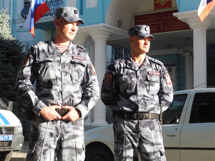В Крыму военнослужащие Росгвардии оказали доврачебную помощь раненому мужчине 