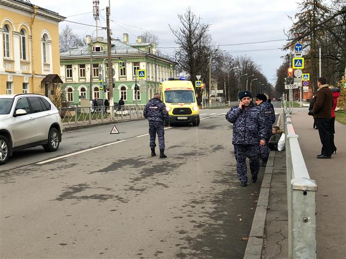 Петербургские росгвардейцы оказали доврачебную помощь попавшему под машину школьнику
