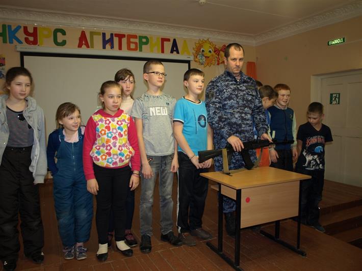  Кировские росгвардейцы провели для детей урок начальной военной подготовки, посвященный Михаилу Калашникову и Евграфу Комаровскому