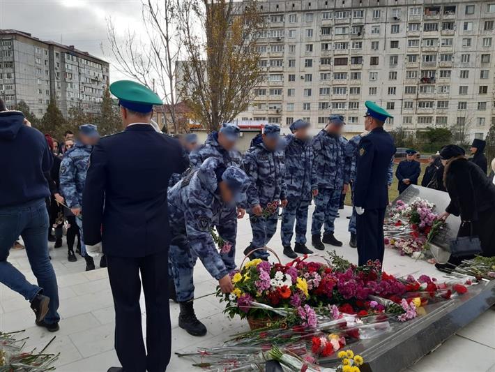 Сотрудники Росгвардии почтили память жертв теракта 16 ноября 1996 года в Каспийске 