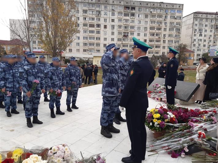 Сотрудники Росгвардии почтили память жертв теракта 16 ноября 1996 года в Каспийске 