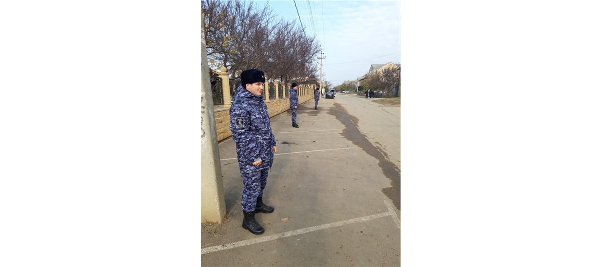 Росгвардейцы обеспечивают охрану общественного порядка во время выставки реликвий пророка Мухаммада в Дагестане