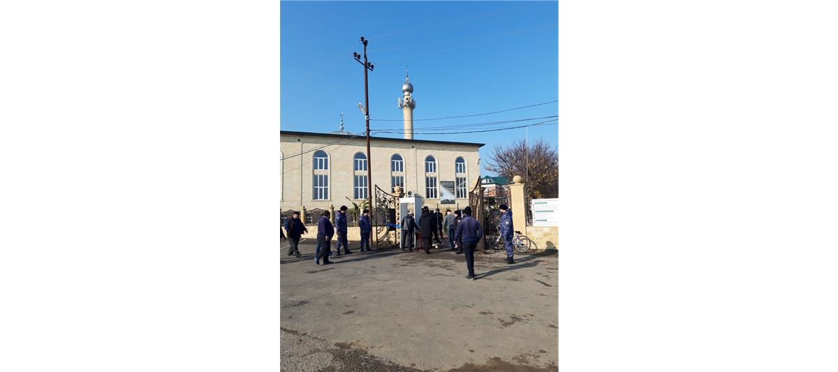 Росгвардейцы обеспечивают охрану общественного порядка во время выставки реликвий пророка Мухаммада в Дагестане