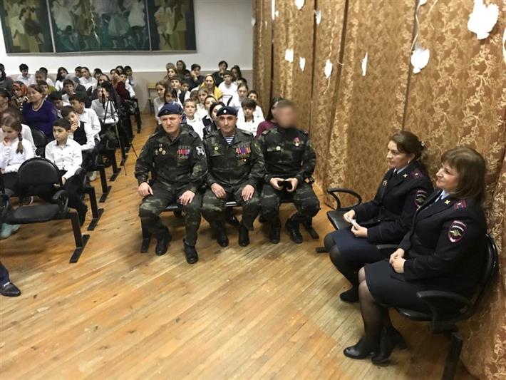 Сотрудники дагестанского СОБР провели тематическое мероприятие для детей-сирот
