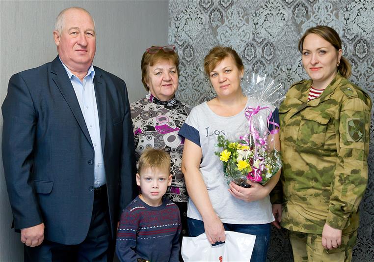 В Южном округе росгвардейцы поздравили вдов и матерей боевых товарищей с Днем матери (фото, видео) 