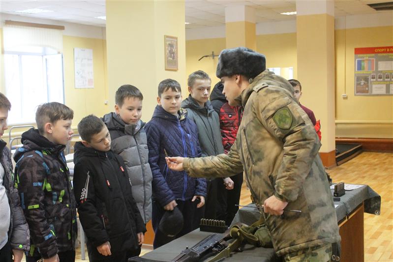 В воинской части Росгвардии в Дзержинске состоялся день открытых дверей для школьников