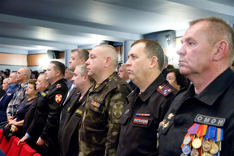 Представители Росгвардии поздравили коллег с Днём сотрудника внутренних дел в рамках торжественного собрания в Астрахани