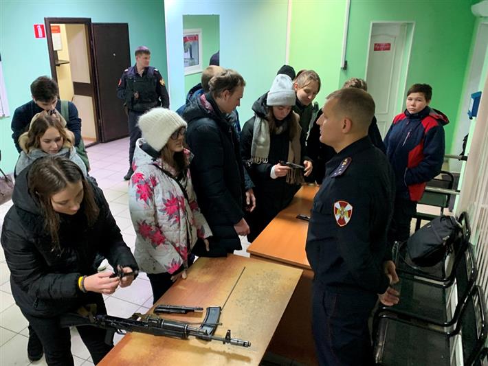 В сургутском отделе вневедомственной охраны Росгвардии состоялся день открытых дверей, посвященный 250-летию графа Комаровского