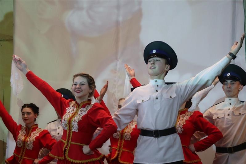 Учащиеся Екатеринбургского кадетского корпуса Росгвардии устроили праздник для своих матерей и преподавателей