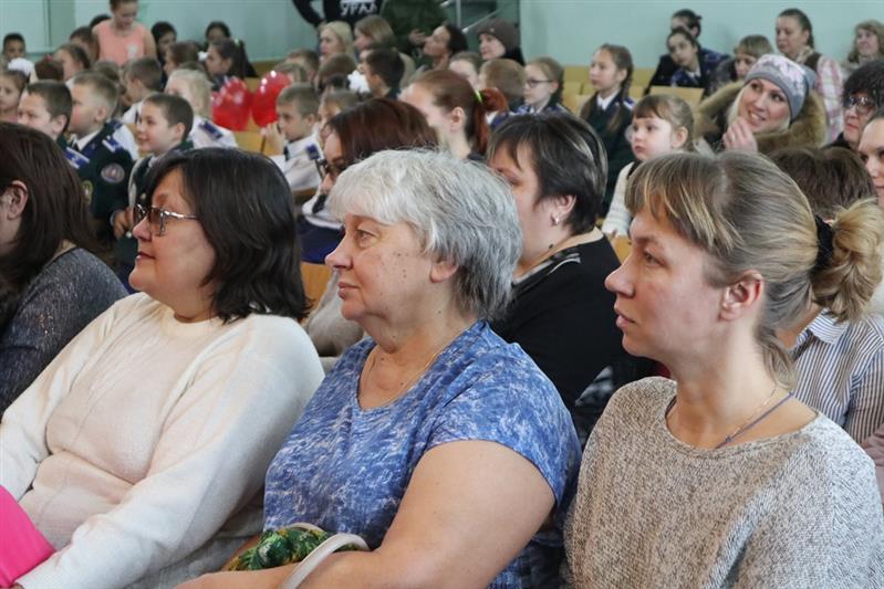 Учащиеся Екатеринбургского кадетского корпуса Росгвардии устроили праздник для своих матерей и преподавателей