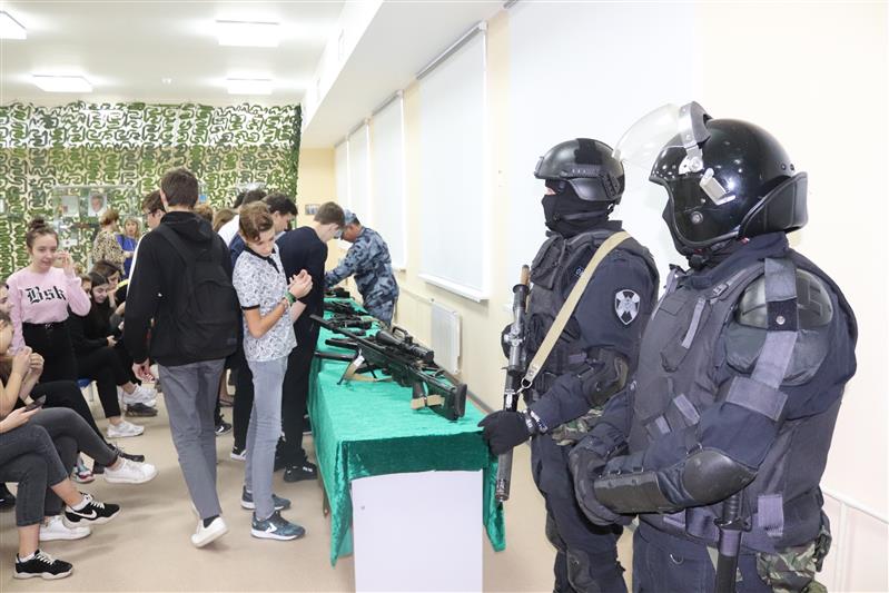 Самарские росгвардейцы провели тематическое мероприятие в школе имени М.Т. Калашникова (видео)