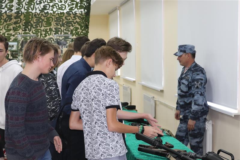 Самарские росгвардейцы провели тематическое мероприятие в школе имени М.Т. Калашникова (видео)