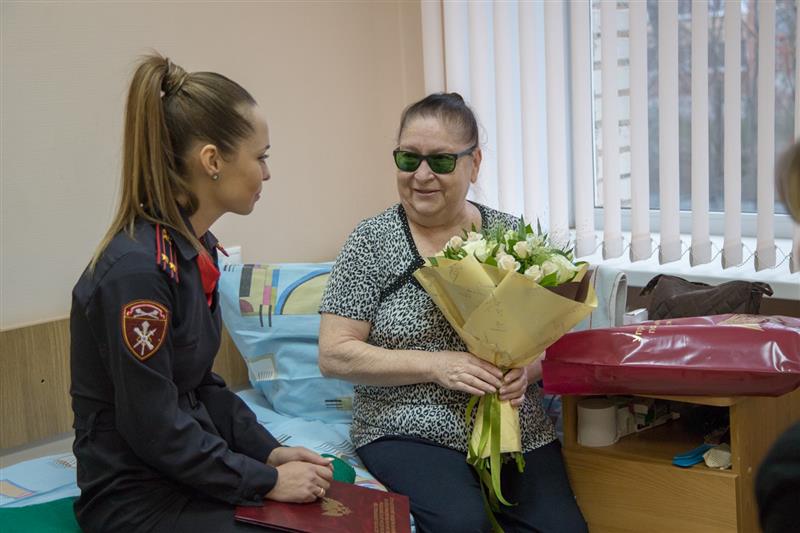 В Туле росгвардейцы навестили матерей героев, погибших при исполнении служебного долга (видео)