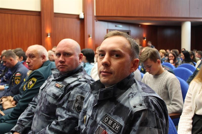 В Екатеринбурге сотрудника ОМОН на транспорте наградили за спасение людей
