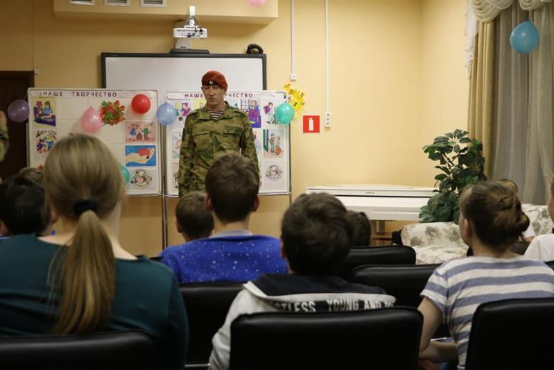 Военнослужащие Росгвардии навестили воспитанников Пушкинского социально-реабилитационного центра для несовершеннолетних