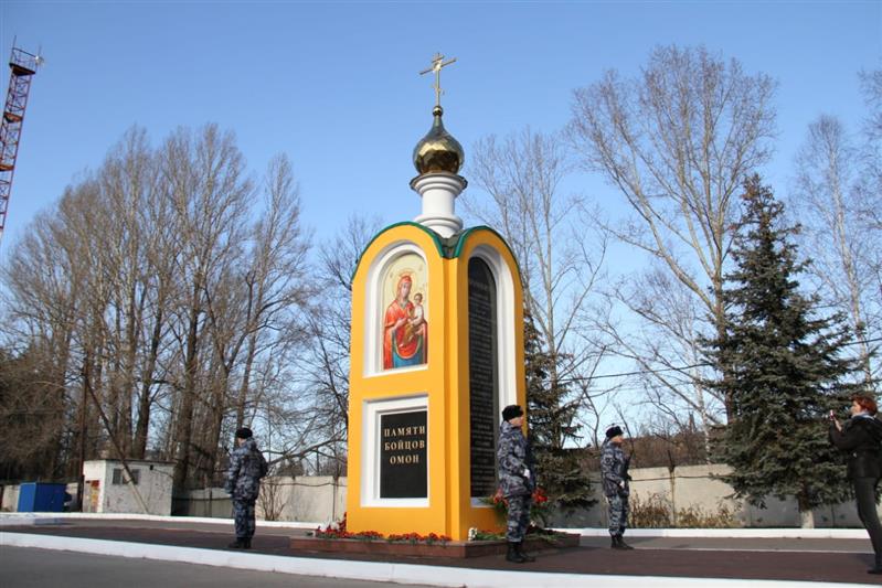 Командующий Сибирским округом Росгвардии и губернатор Кузбасса открыли мемориал погибшим омоновцам
