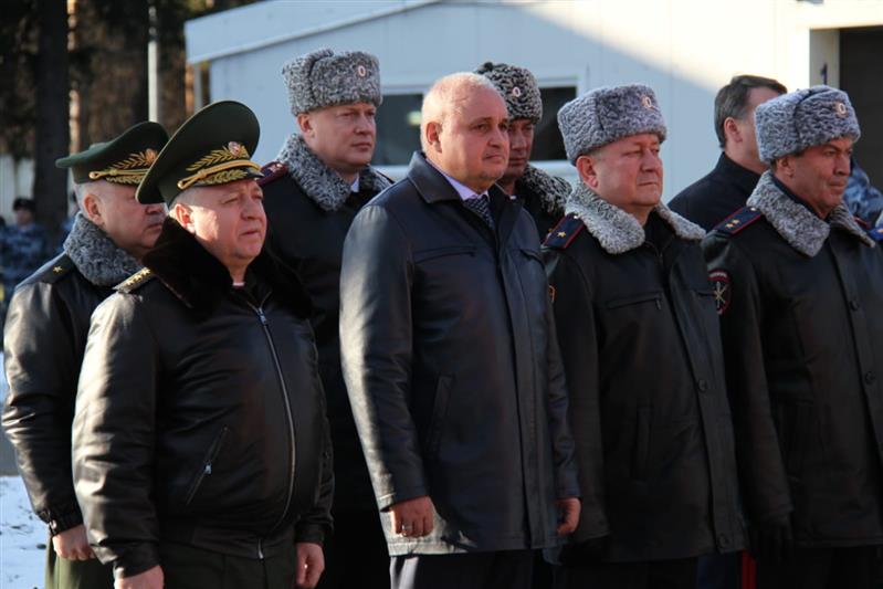 Командующий Сибирским округом Росгвардии и губернатор Кузбасса открыли мемориал погибшим омоновцам
