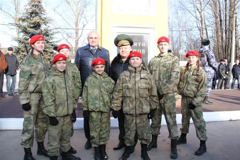Командующий Сибирским округом Росгвардии и губернатор Кузбасса открыли мемориал погибшим омоновцам