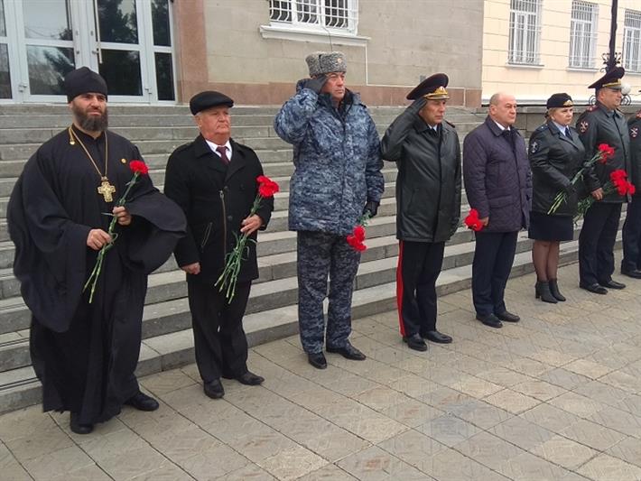 В Алтайском крае росгвардейцы почтили память сотрудников органов внутренних дел, погибших при выполнении служебных обязанностей