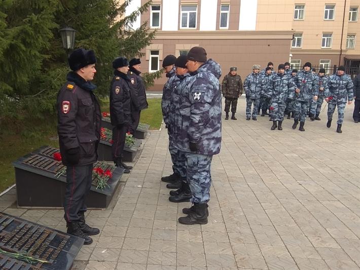 В Алтайском крае росгвардейцы почтили память сотрудников органов внутренних дел, погибших при выполнении служебных обязанностей