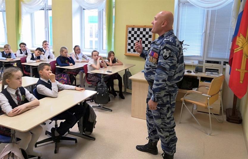 Офицеры Уральского округа Росгвардии проводят для  школьников интерактивные занятия, посвящённые легендарному конструктору стрелкового оружия