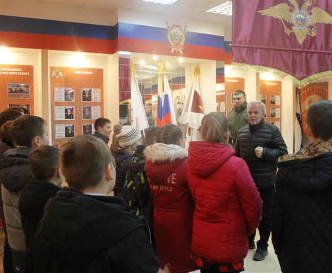 В воинской части Росгвардии в Дзержинске состоялся день открытых дверей для школьников