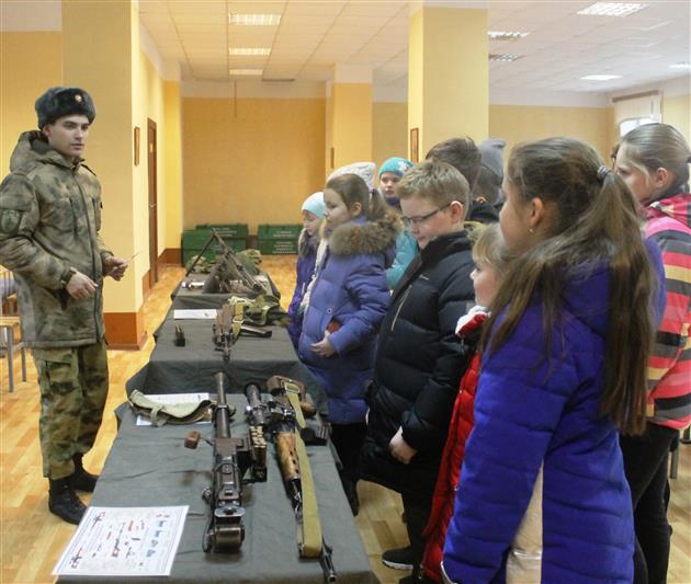 В воинской части Росгвардии в Дзержинске состоялся день открытых дверей для школьников